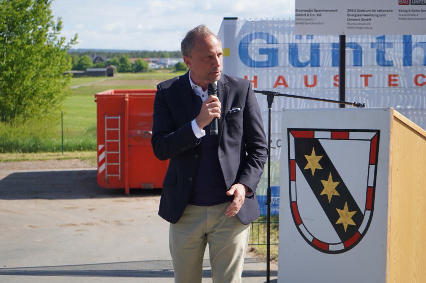 Umweltminister Thorsten Glauber spricht ein Grußwort.
