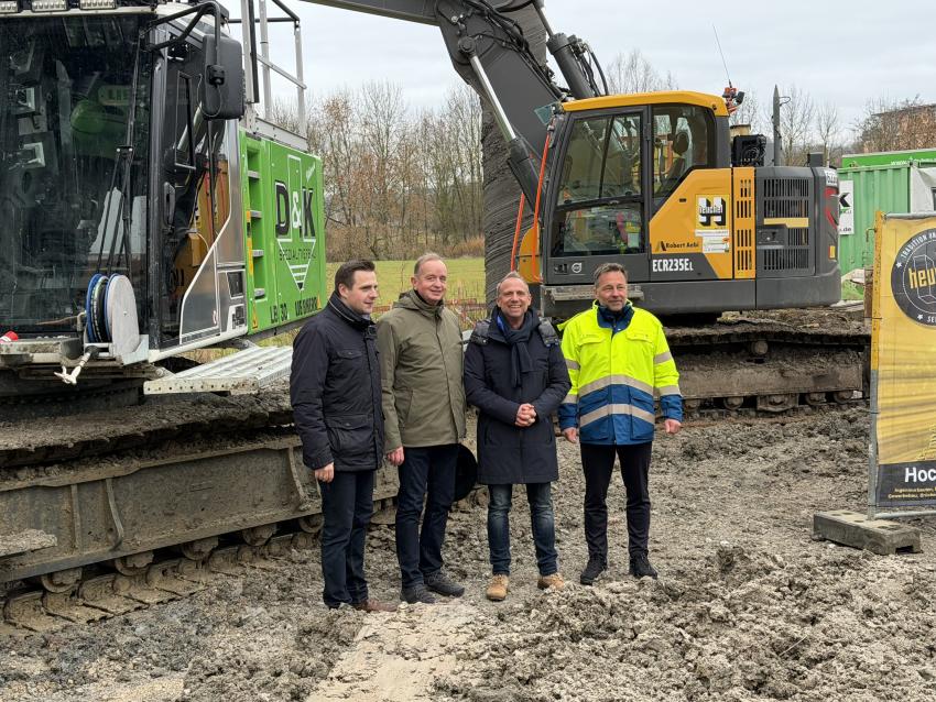 Gruppenfoto auf der Baustelle stehen MdL Andreas Schalk, OB Stadt Ansbach Thomas Deffner, Umweltminister Thorsten Glauber und Thomas Keller, Leiter WWA Ansbach.