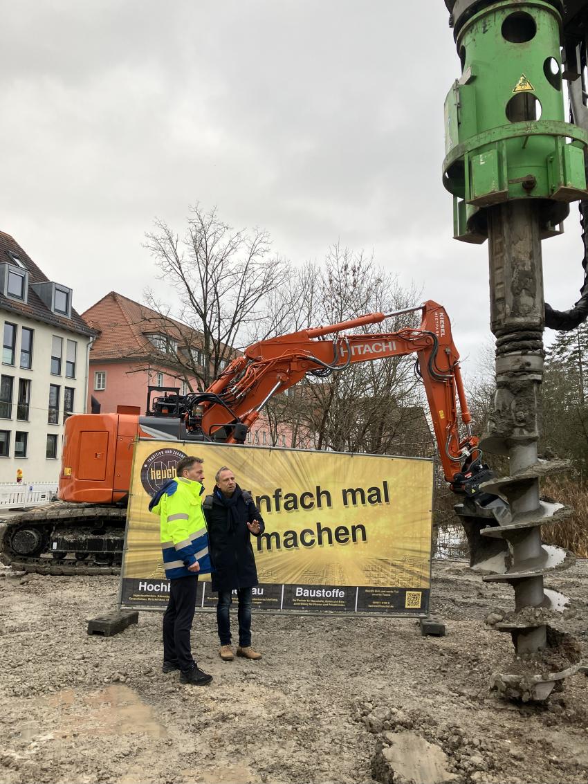 Auf der Baustelle: Umweltminister Thorsten Glauber im Gespräch mit Thomas Keller, Leiter WWA Ansbach.
