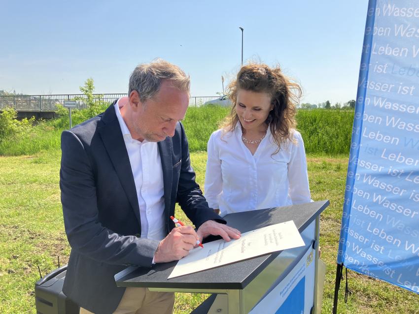 Umweltminister Thorsten Glauber und Erste Bürgermeisterin Dorina Jechnerer (Stadt Herrieden)
