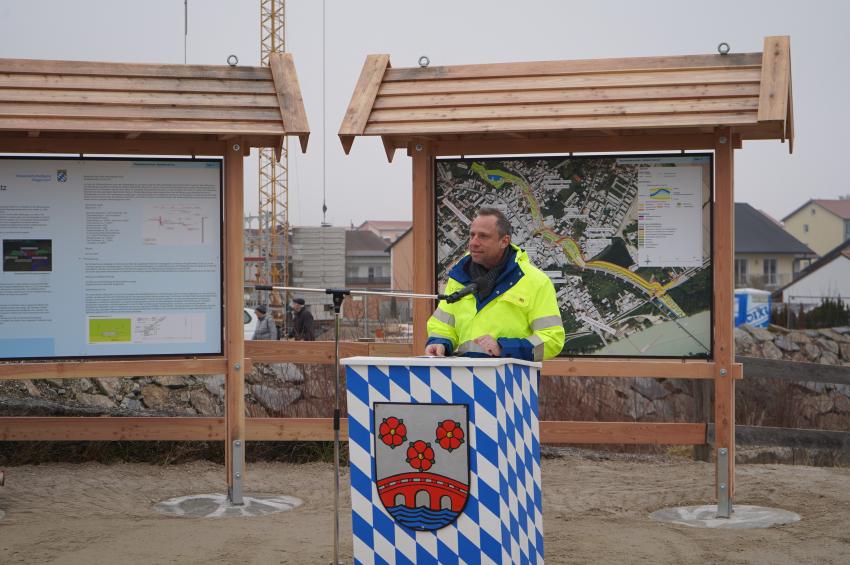 Bayerns Umweltminister Thorsten Glauber am Rednerpult