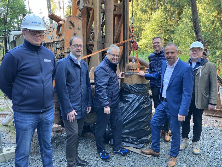 Foto zeigt v. l.: Sven Steußloff (Geschäftsführer Osel Bohr GmbH), Hr. Löwel (WWA Hof), Martin Dannhäußer (1. Bürgermeister Stadt Creußen), bayerische Umweltminister Thorsten Glauber, Florian Wiedemann (Landrat Landkreis Bayreuth) und hinten rechts Peter Schultheiß (Ing.büro GeoTeam Bayreuth).