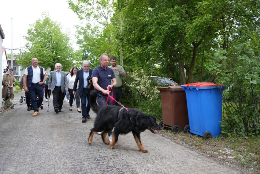 Umweltminister Thorsten Glauber beim Spatenstich Tierheim LechArche in Augsburg