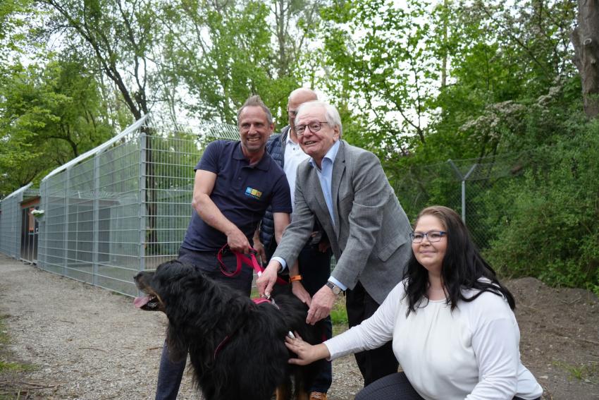 Umweltminister Thorsten Glauber beim Spatenstich Tierheim LechArche in Augsburg