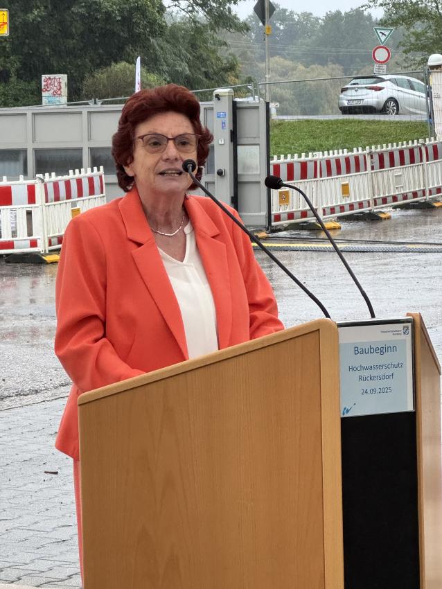 Am Rednerpult steht die zweite Bürgermeisterin von Rückersdorf Frau Claudia Amm.