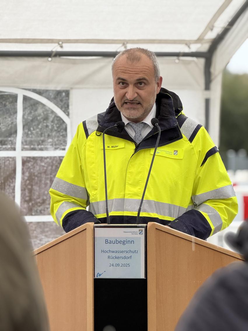 Am Rednerpult steht Michael Müller, Leiter des Wasserwirtschaftsamtes in Nürnberg.