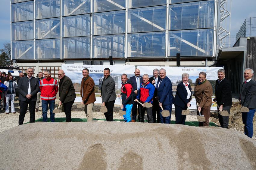 Die Stiftung Bergwacht erweitert das Bayerisches Zentrum für Alpine Sicherheit (BayZAS), mit den heutigen Spatenstich wird die Planung des zweiten Bauabschnittes baulich umgesetzt. Das Foto zeigt v. l. n. r.: MdL Wolfgang Hauber, Vorsitzender der Wasserwacht Bayern Thomas Huber, MdB Alexander Radwan,  Bürgermeister von Bad Tölz Ingo Mehner, MdL Thomas Holzer, Umweltminister Thorsten Glauber, Vorsitzender der Bergwacht Bayern Thomas Lobensteiner und Innenminister Joachim Herrmann (StMI), Angelika Schorer (BRK-Präsidentin BRK), Landrat des Landkreises Bad Tölz-Wolfratshausen Josef Niedermeier, Bürgermeister von Gaißach Stefan Fadinger und der Regierungspräsident von Oberbayern Konrad Schober.