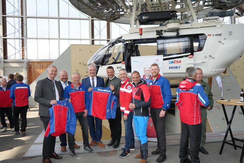 MdL Wolfgang Hauber, MdL Holger Dremel, Thomas Lobensteiner (Vorsitzender der Bergwacht Bayern), Innenminister Joachim Herrmann, MdL Thomas Holz, Thomas Huber (Vorsitzender der Wasserwacht Bayern), Umweltminister Thorsten Glauber und ein weiterer Kollege der Bergwacht.