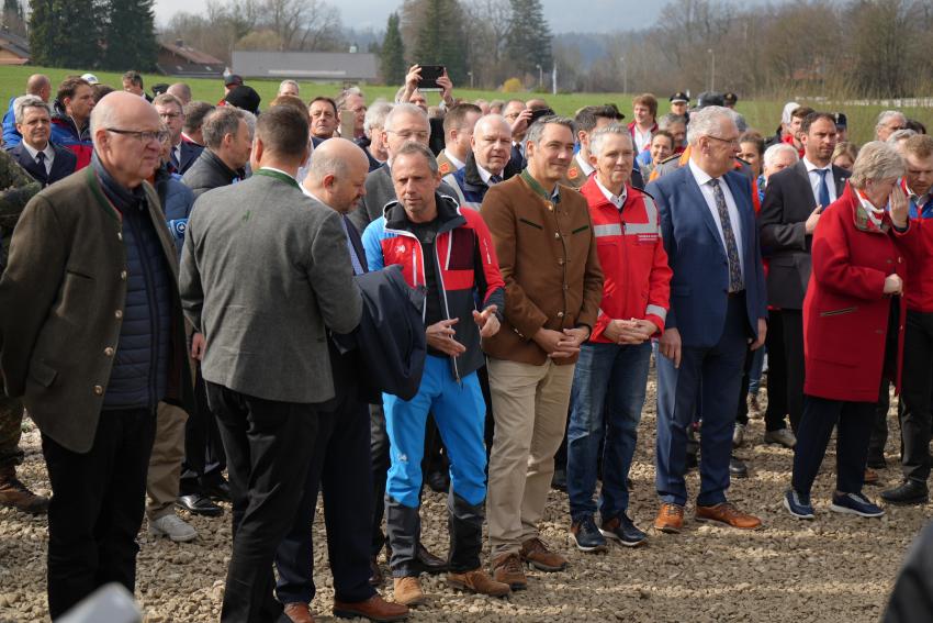 Thorsten Glauber im Gespräch mit MdL Holger Dremel, Bürgermeister von Bad Tölz Ingo Mehner, Vorsitzender der Wasserwacht Bayern Thomas Huber, Innenminister Joachim Herrmann und die BRK-Präsidentin Angelika Schorer
