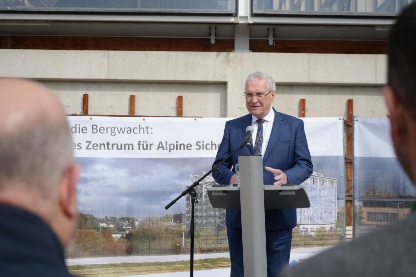 Am Rednerpult steht Joachim Herrmann, Bayerischer Staatsminister des Innern, für Sport und Integration.