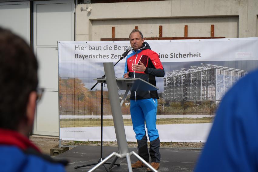 Am Rednerpult steht Thorsten Glauber, Bayerischer Staatsminister für Umwelt und Verbraucherschutz.