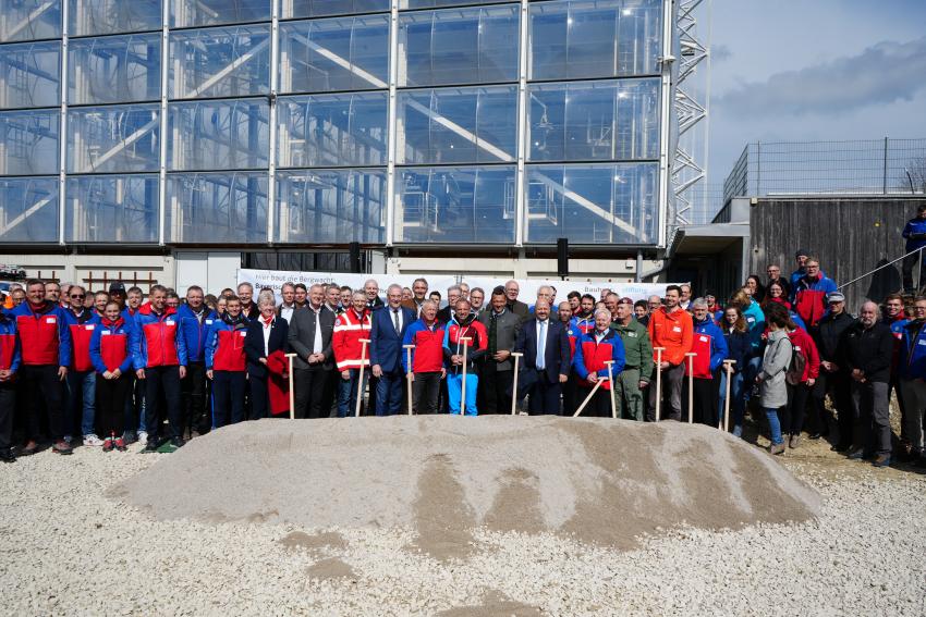 Gruppenfoto mit Umweltminister Thorsten Glauber und Innenminister Joachim Herrmann zusammen mit Kolleginnen und Kollegen aus dem Landtag und dem Bundestag, Kolleginnen und Kollegen der Bergwacht Bayern, Vertreterinnen und Vertreter der Politik, der Polizei, der Feuerwehren, der Hilfsorganisationen, der Bundeswehr, der Planungsbüros, der Baufirmen und der Lawinenwarndienste. 