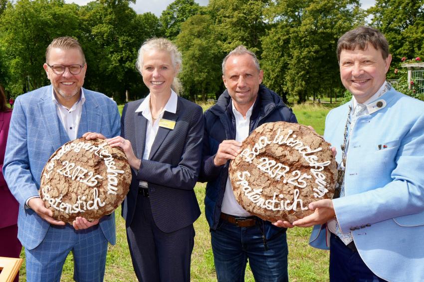 von rechts nach links: Jürgen Heckel, 1. Bürgermeister der Stadt Bad Windsheim, Umweltminister Thorsten Glauber, Birgit Grübler, Geschäftsführerin der Landesgartenschau Bad Windsheim 2027 GmbH, Rüdiger Eckhardt, Geschäftsführer der Landesgartenschau Bad Windsheim 2027 GmbH