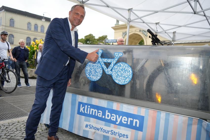 Umweltminister Thorsten Glauber vor der Radl-Boxengasse