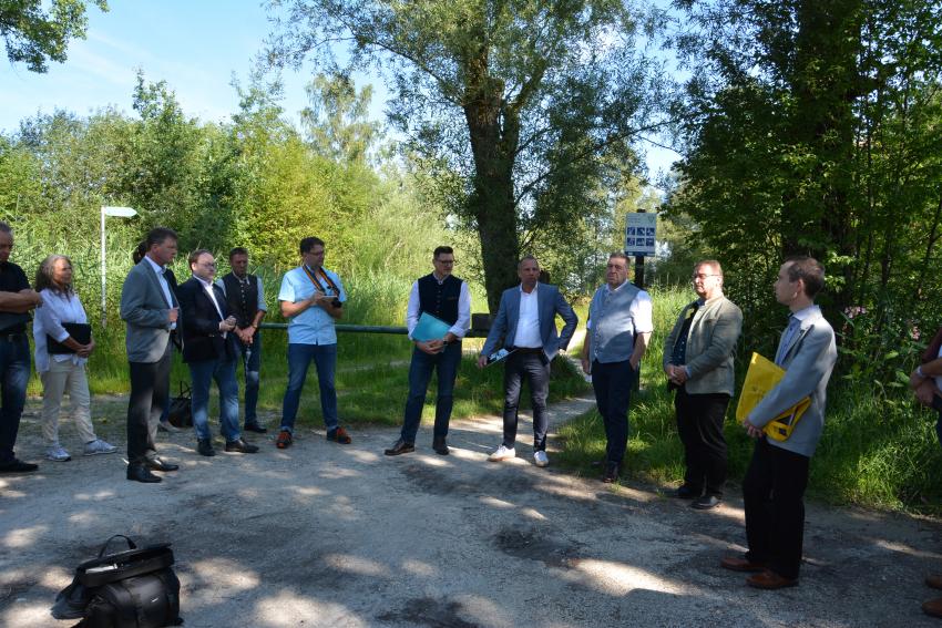 Gruppenfoto vom Termin in Truchtlaching an der Alz zum Bti-Einsatz am Chiemsee zur Stechmückenbekämpfung