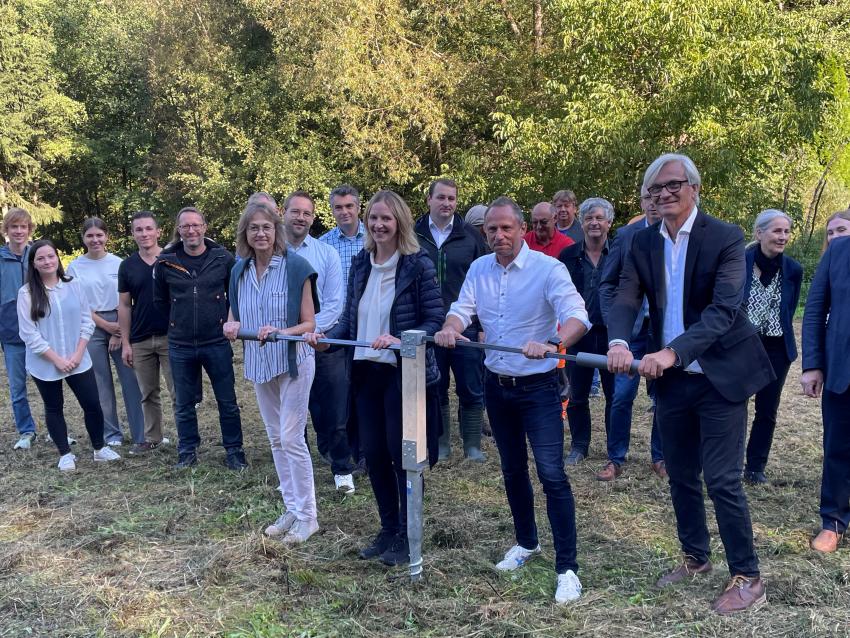 Bild vergrössert sich per Mausklick - >Termin - Symbolischer Spatenstich zum Forschungsvorhaben in Pinzberg