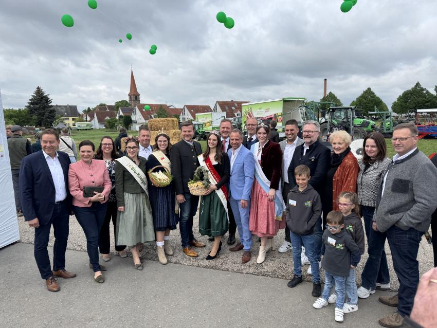 Gruppenbild mit Minister Glauber am Tag der offenen Tür des Wasserverbands Knoblauchsland 