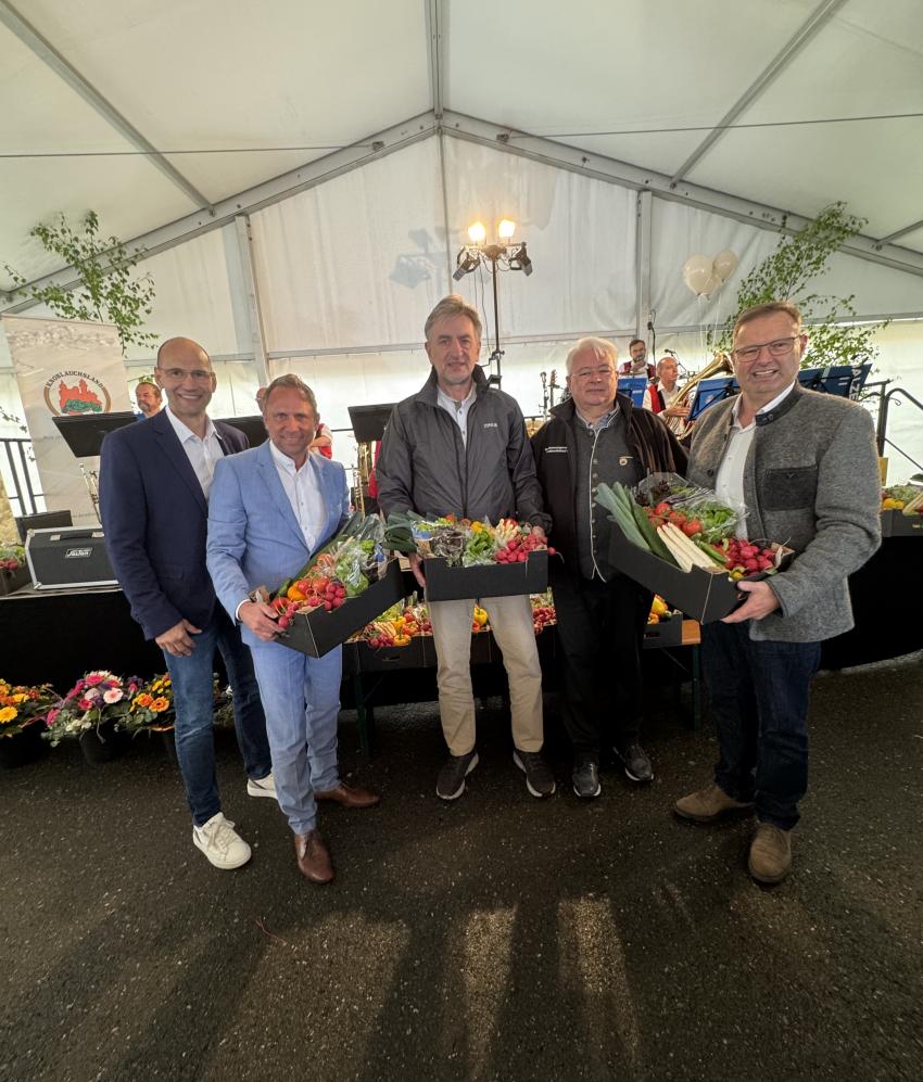 Gruppenbild mit Minister Glauber und leckeren Gemüsekisten
