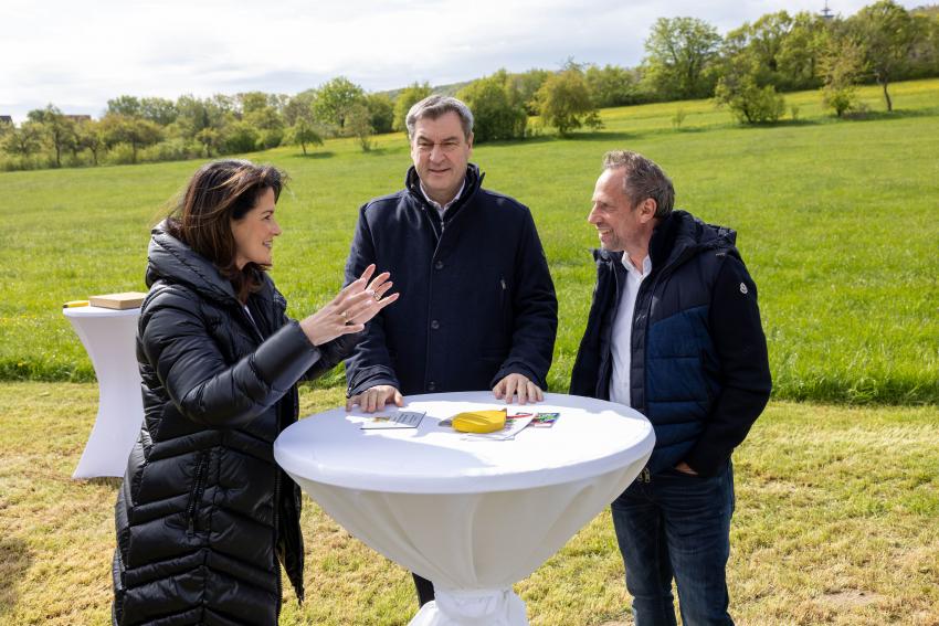Umweltminister Thorsten Glauber im Gespräch mit Ministerpräsident Markus Söder und Landwirtschaftsministerin Michaela Kaniber