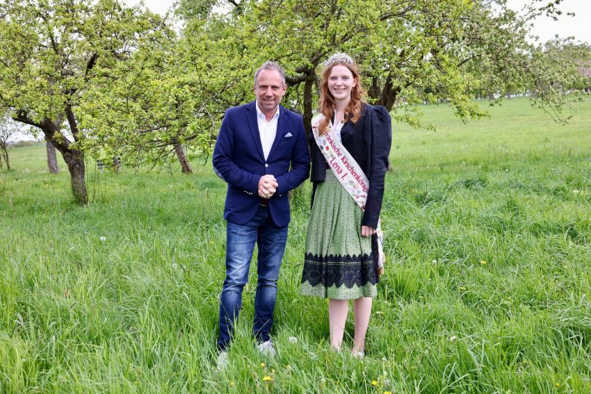 Umweltminister Thorsten Glauber mit der Fränkischen Kirschenkönigin Lena Mirschberger