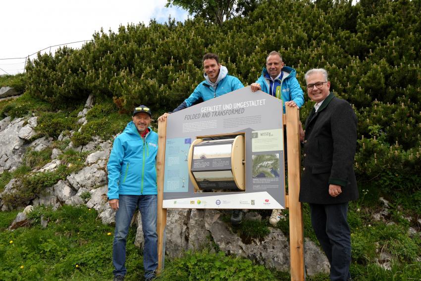 Das Bild zeigt eine von 31 Stationen mit Bewegungselement aus Holz oder Stein. v. l. n. r.: Christian Neureuther, Felix Neureuther, Umweltminister Thorsten Glauber und MDL Florian Streibl