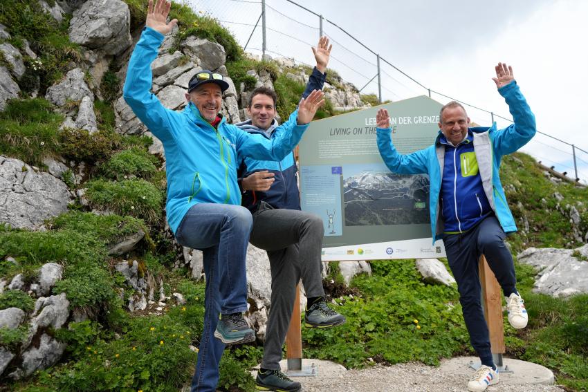 An einer weiteren Station jubeln Christian Neureuther, Felix Neureuther und Umweltminister Thorsten Glauber (rechts). Durch die Initiative „Beweg dich schlau!“ von der Felix-Neureuther-Stiftung wurden an jeder Station Denk- und Bewegungsübungen integriert.