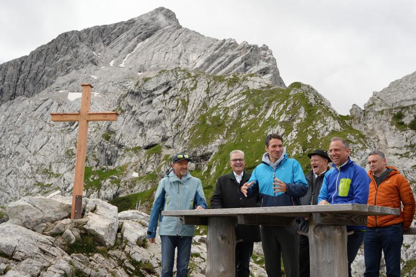 v. l. n. r.: Christian Neureuther, MDL Florian Streibl, Felix Neureuther und Umweltminister Thorsten Glauber, Anton Speer, Landrat Lks. Garmisch-Partenkirchen (h.l.), 1. Bürgermeister von Grainau Stephan Märkl (h.r.)