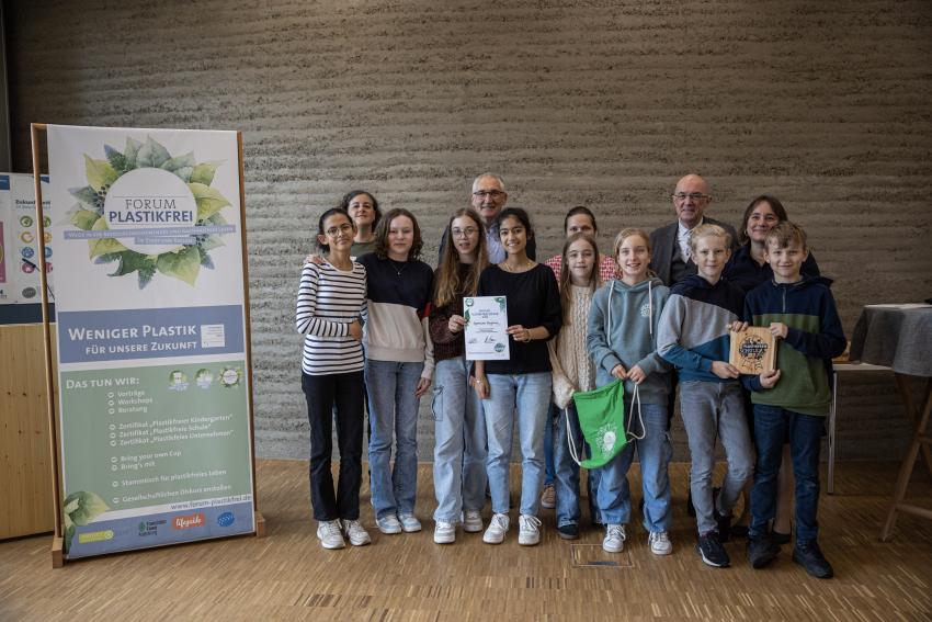 Feierliche Übergabe des Zertifikats Plastikfrei am Gymnasium Königsbrunn (Urheberin Frau Chiara Lang)