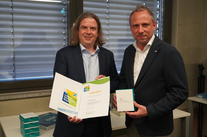 Bild vergrössert sich per Mausklick - >Termin - Übergabe der Umwelt- u. Klimapakturkunde an Firma Hertel & Co. GmbH