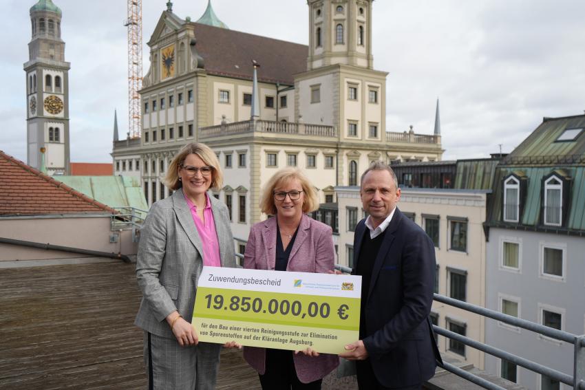 Bild vergrössert sich per Mausklick - >Termin - Übergabe Zuwendungsbescheid für Bau einer 4. Reinigungsstufe der Stadt Augsburg