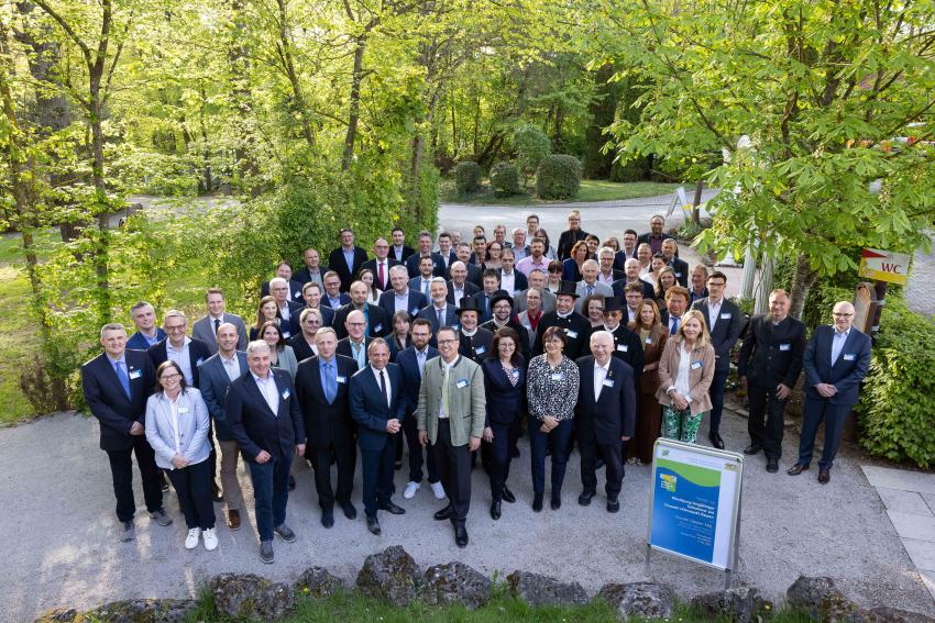 Gruppenfoto Teilnehmer an der Auszeichnungsveranstaltung UKPB 04.05.2023, Schloss Thurn