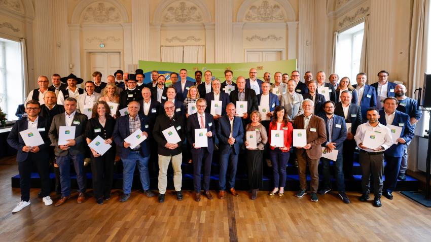 Bild vergrössert sich per Mausklick - >Termin - Würdigung mit Silberauszeichnung Umwelt- und Klimapakt Bayern 2025