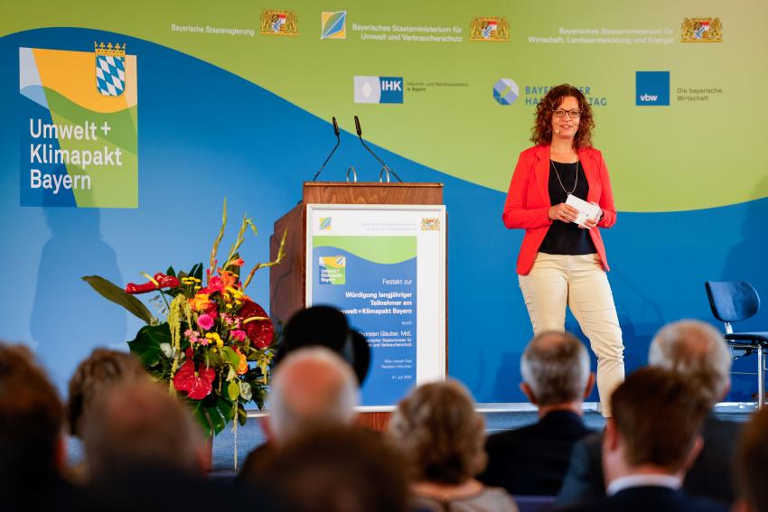 Der Festakt wird von Barbara Siebert moderiert.