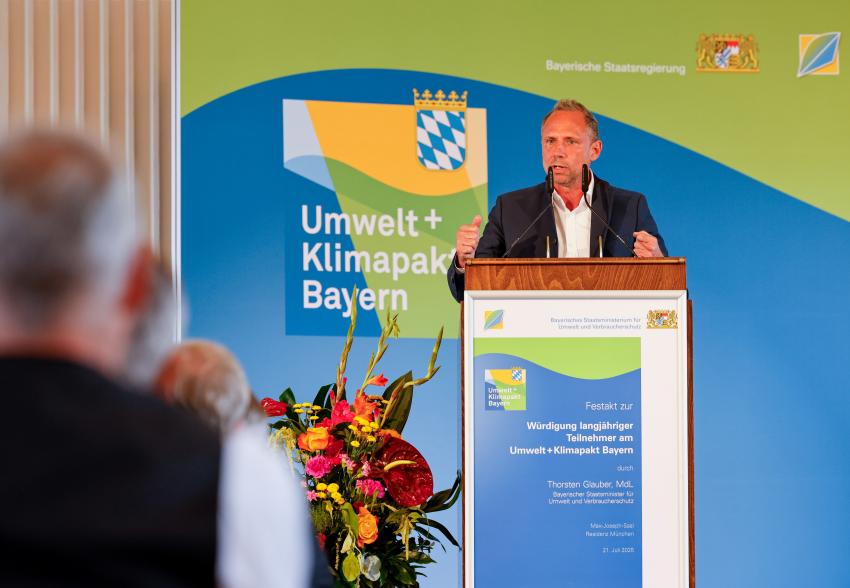 Umweltminister Thorsten Glauber steht am Rednerpult