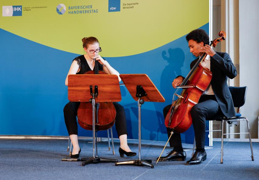 Das Foto zeigt das Musik-Duo Ramon Boss beim musizieren.