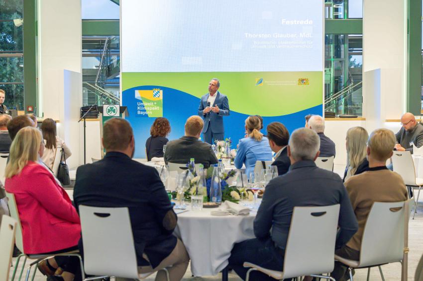 Umweltminister Thorsten Glauber hält die Festrede auf der Auszeichnungsveranstaltung