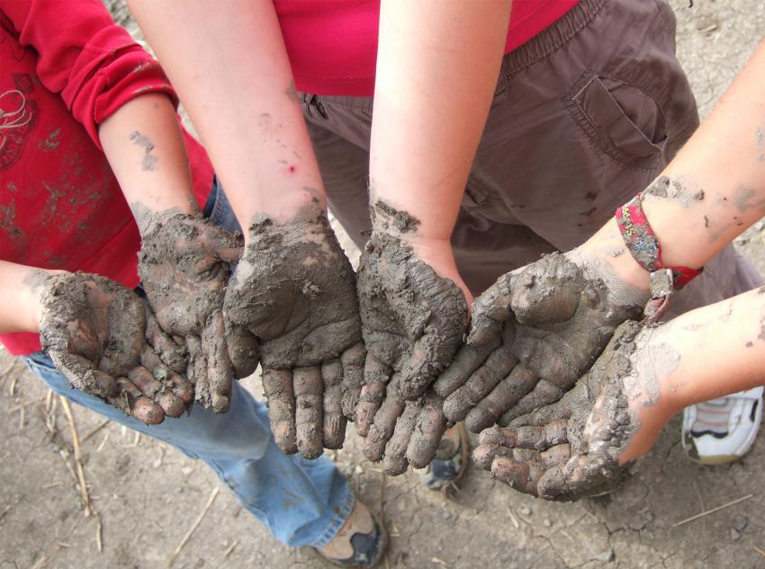 Lehmhände, Autorin: Ulrike Schaefer