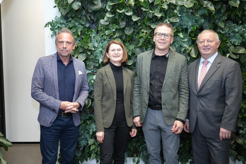 Gruppenbild mit Minister Glauber