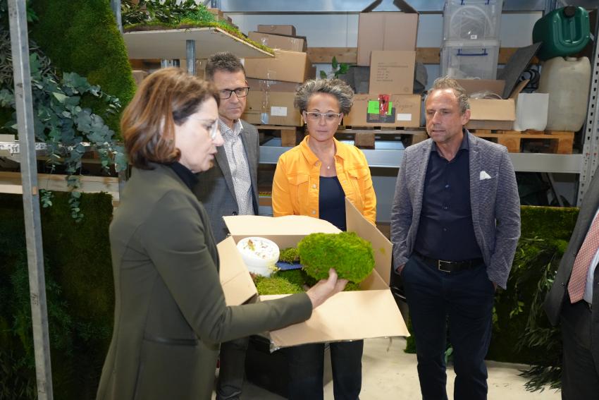 Minister Glauber bei einer Führung durchs Unternehmen