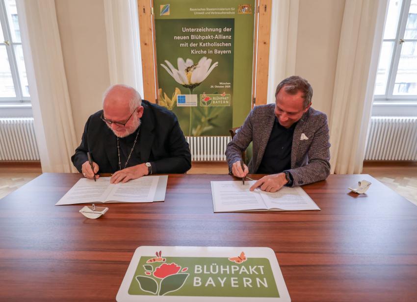 Bild vergrössert sich per Mausklick - >Termin - Unterzeichnung der Vereinbarung zum Blühpakt mit der katholischen Kirche