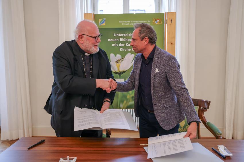 Reinhard Kardinal Marx, Erzbischof von München und Freising und Vorsitzender der Freisinger Bischofskonferenz, und Umweltminister Thorsten Glauber beim Handshake nach der Unterzeichnung der Vereinbarung zum Blühpakt