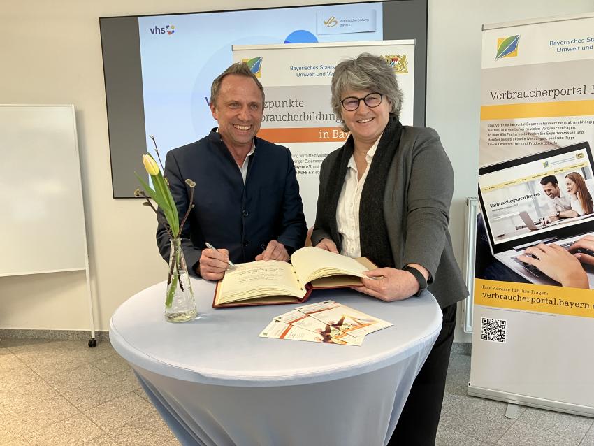 Umwelt- und Verbraucherschutzminister Thorsten Glauber trägt sich in das Goldene Buch der Stadt Oberasbach ein, rechts Bürgermeisterin von Oberasbach Birgit Huber
