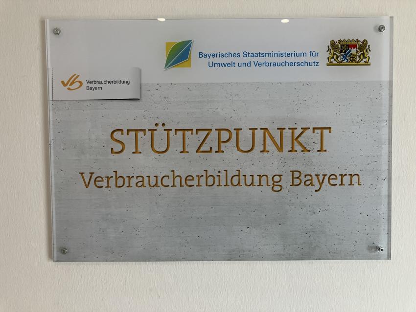 neues Schild für den Stützpunkt Verbraucherbildung Bayern