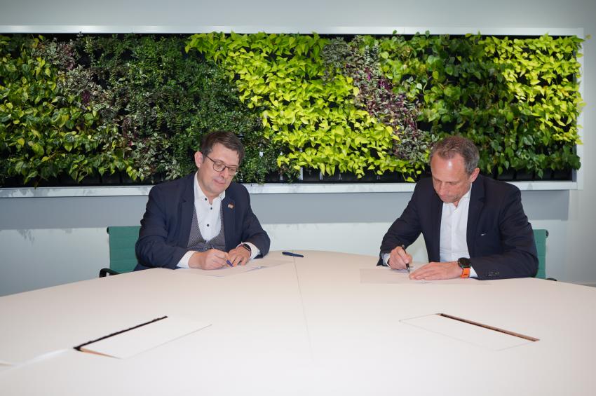 Umweltminister Glauber und Matthias Fack unterzeichnen Vereinbarung
