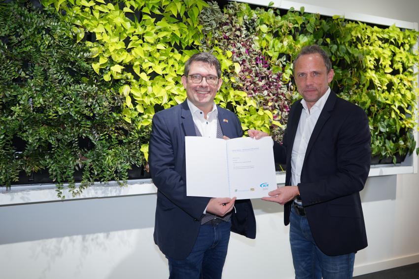 Umweltminister Glauber und Matthias Fack, Präsident des Bayerischen Jugendrings, mit unterschriebener Vereinbarung