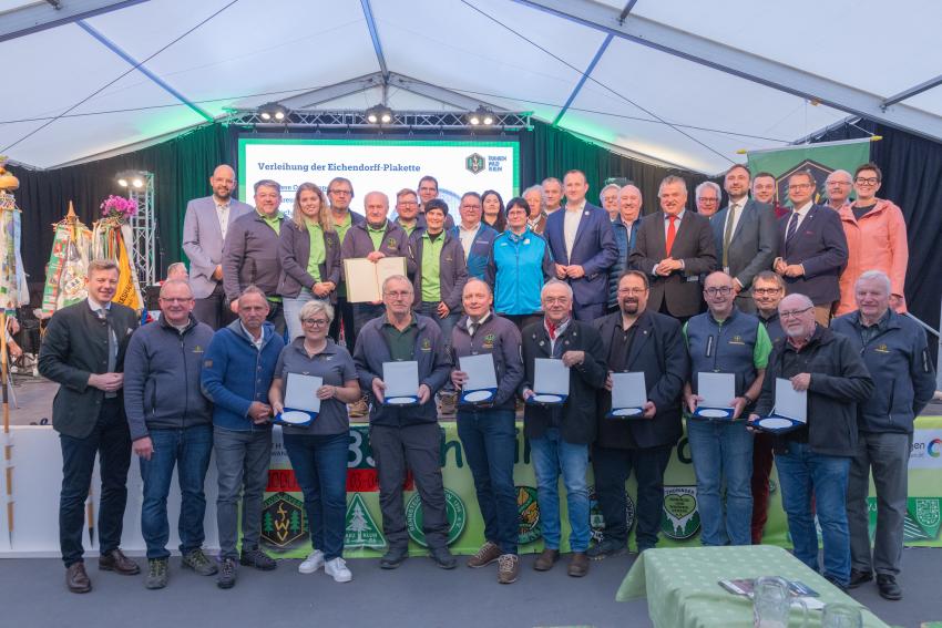 Gruppenfoto von der Verleihung der Eichendorff-Plaketten an die oberfränkischen Wandervereine