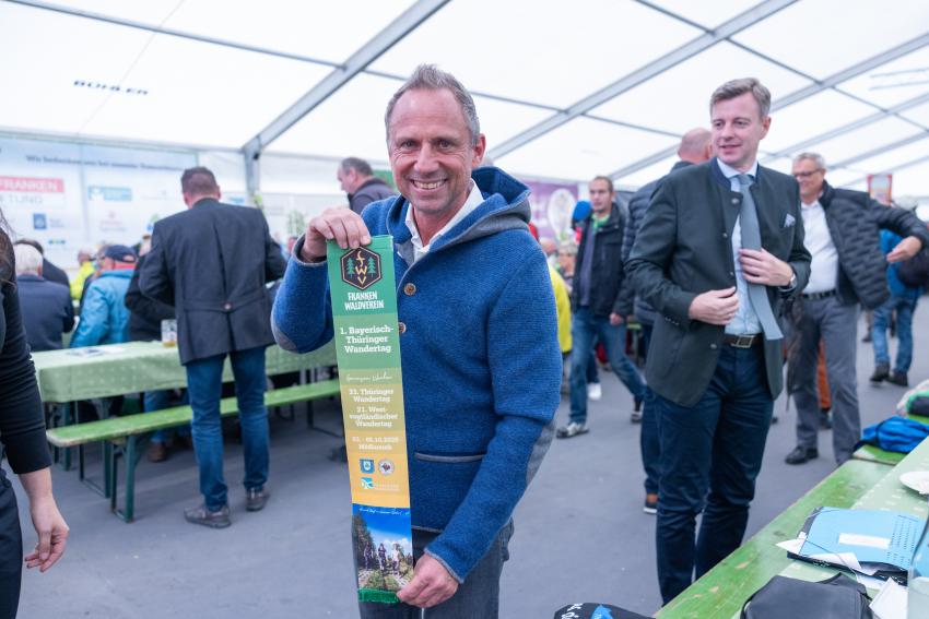 Umweltminister Thorsten Glauber beim ersten Bayerisch-Thüringer Wandertag