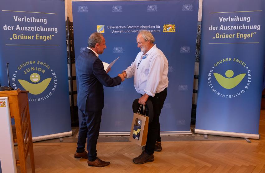 Umweltminister Thorsten Glauber gratuliert Uwe Pausch zur Auszeichnung 