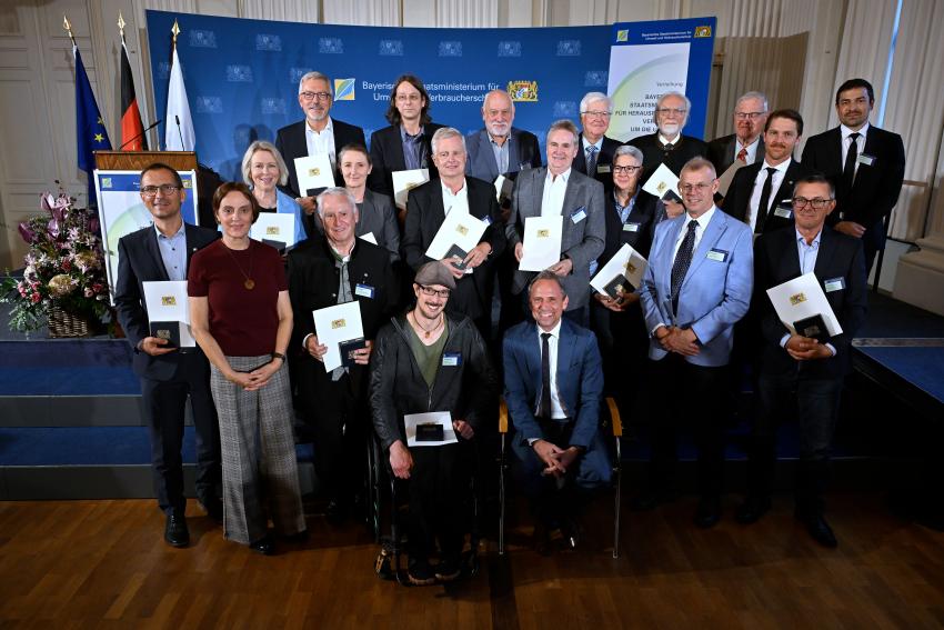 Das Gruppenfoto zeigt Umweltminister Thorsten Glauber zusammen mit den Ausgezeichneten im Max-Joseph-Saal der Residenz München.