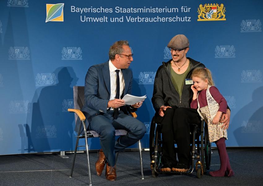 Das Foto zeigt Umweltminister Thorsten Glauber mit dem Preisträger Dominik Herrmann.
